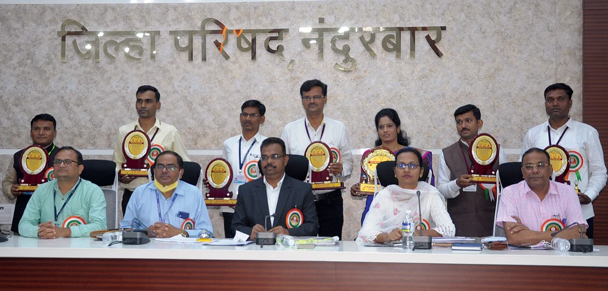 जिल्हा परिषदेच्या सात शिक्षकांना आदर्श शिक्षक पुरस्काराचे वितरण