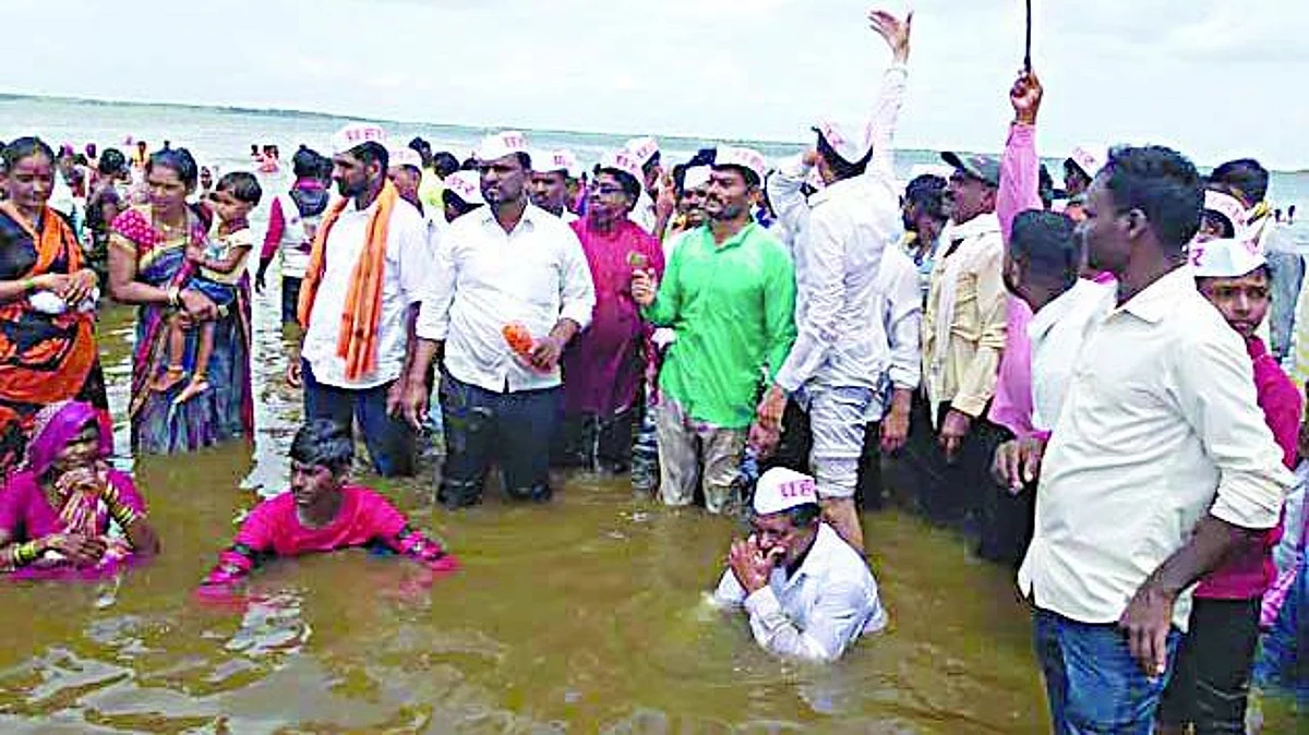 मासेमारी ठेक्यासाठी जलसमाधी आंदोलन