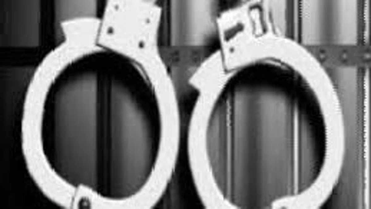 शिक्षकाला मारहाण करत मोबाईल लांबविणारे दोन जण ताब्यात