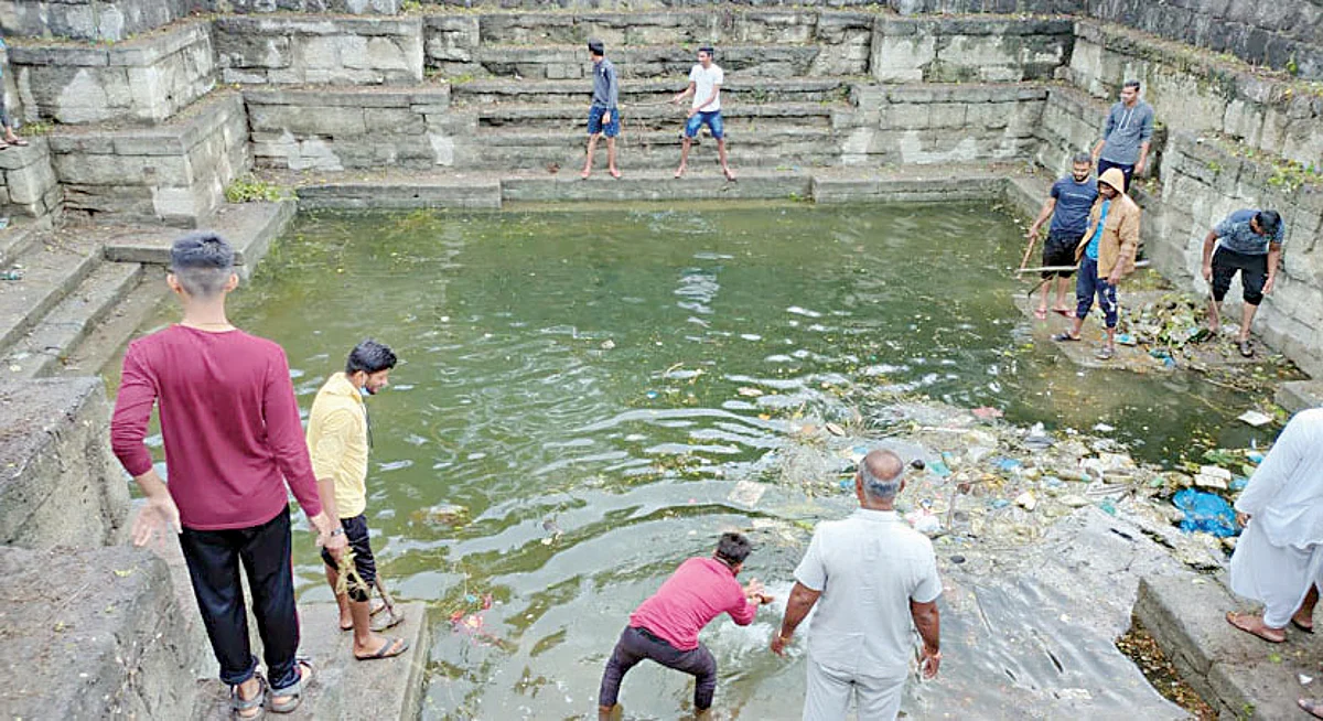 पुरातन बारवेची साफसफाई
