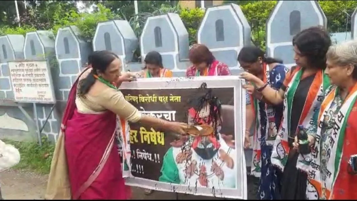 रा.कॉं.महिला आघाडीतर्फे प्रविण दरेकरांच्या प्रतिमेला जोडेमारो आंदोलन