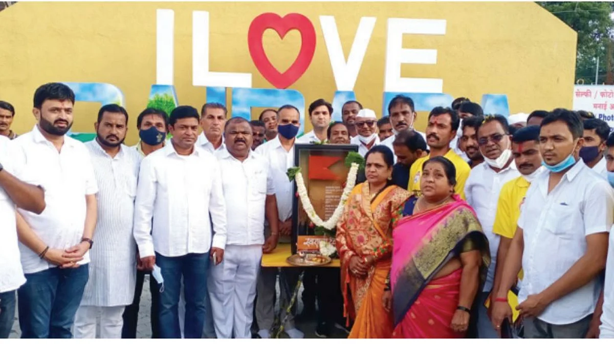 स्वराज्य राष्ट्रीय ध्वजाचे शिर्डीत राष्ट्रवादीकडून स्वागत