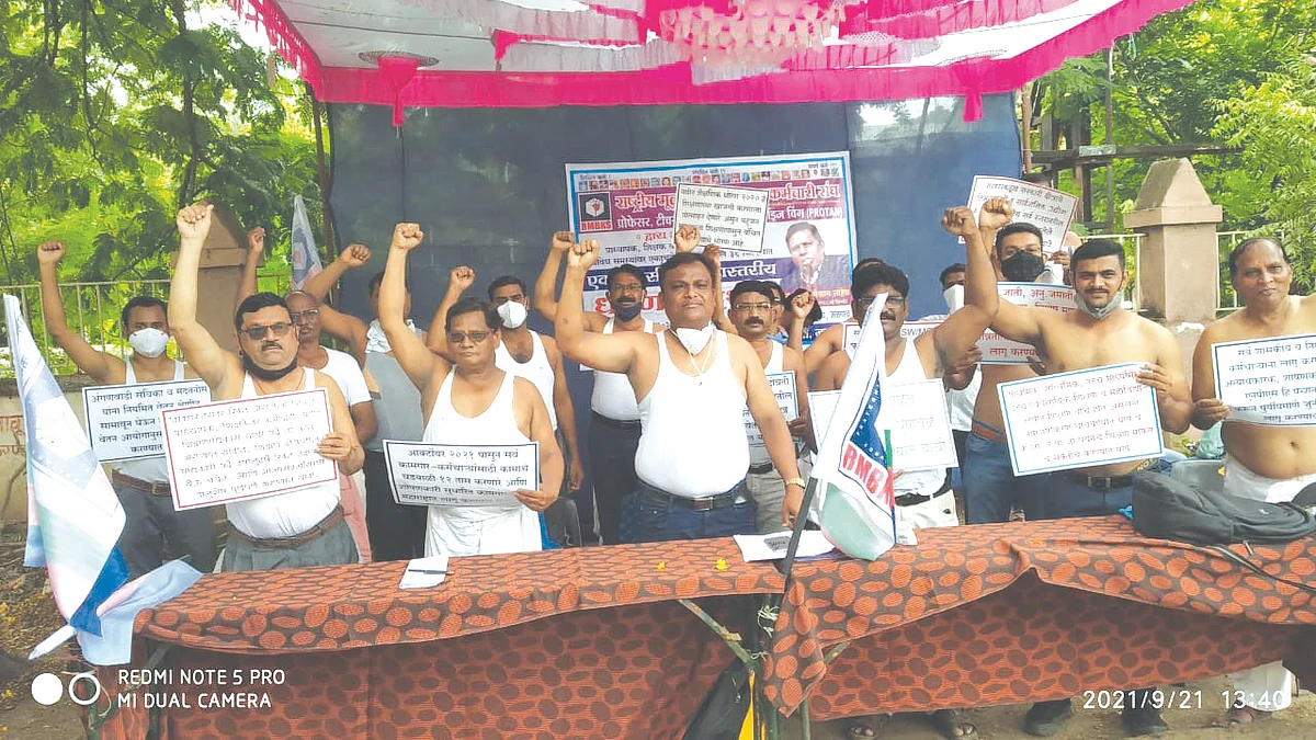 प्राध्यापकांचे जिल्हाधिकारी कार्यालयासमोर अर्धनग्न आंदोलन