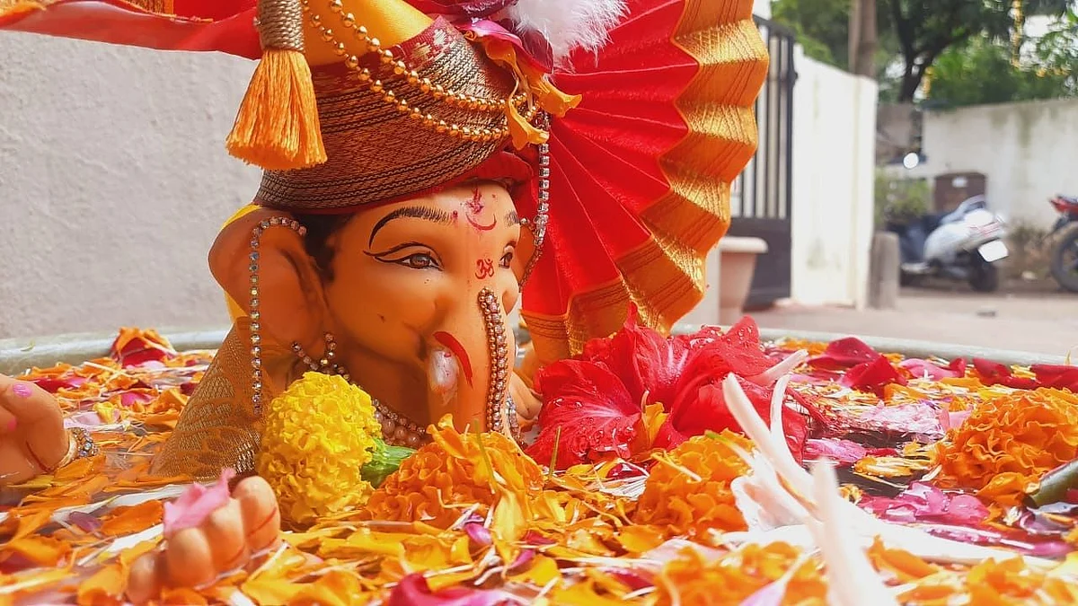 Photo : पाणावलेले डोळे..दाटलेला हुंदका..गोड मानून घे लेकरांची सेवा..