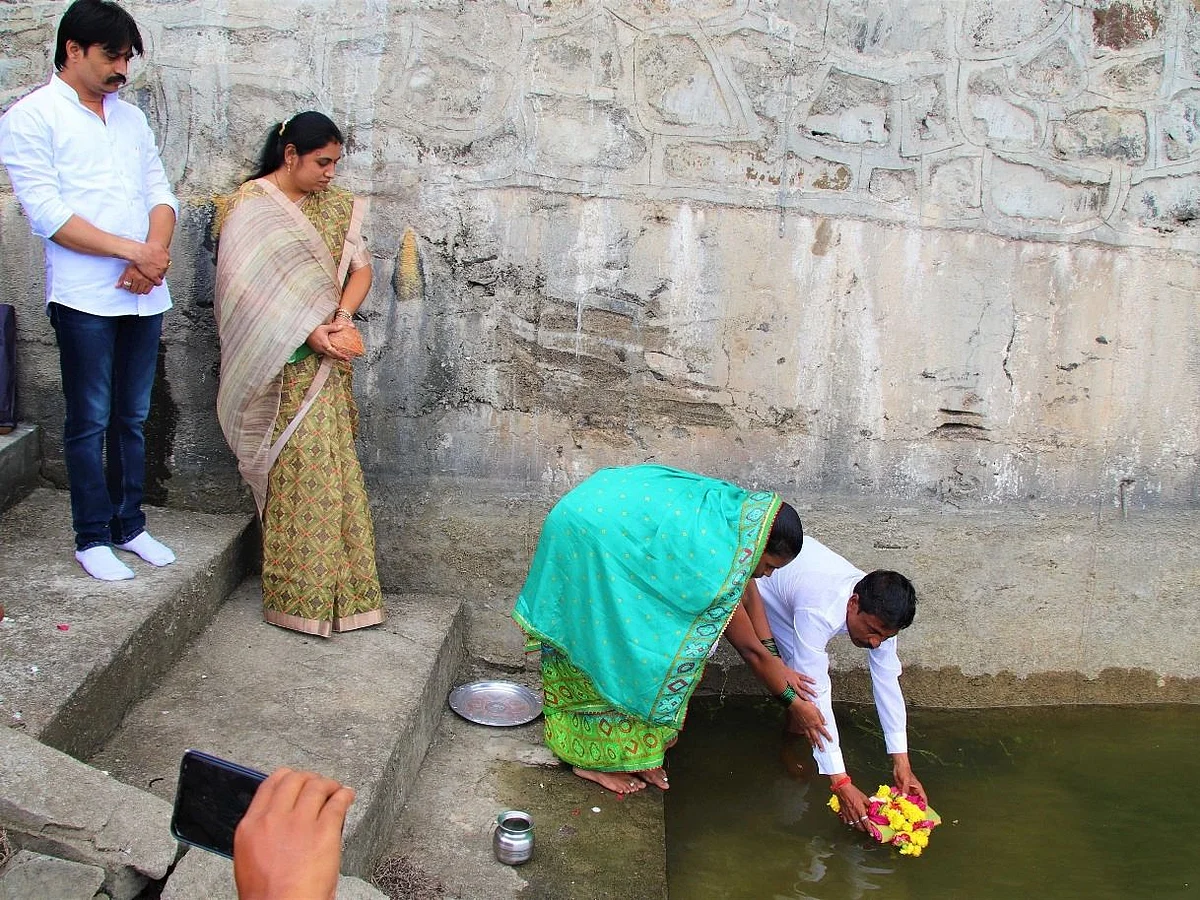 वाघूर धरणात जलपूजन
