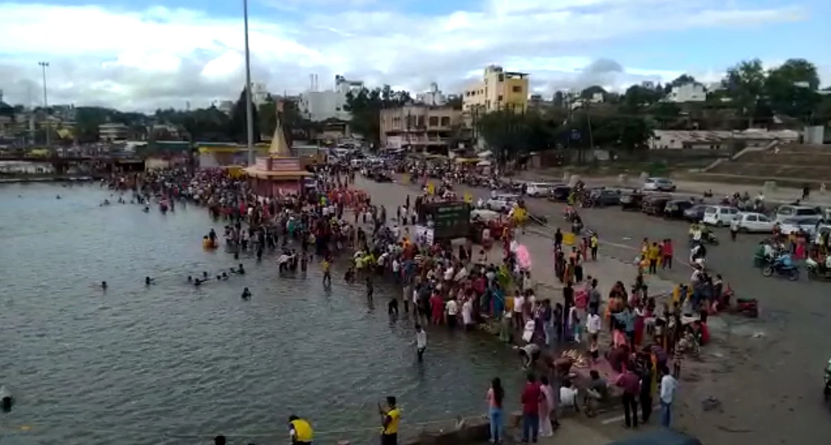 Video : गोदातीरी भाविकांची तुफान गर्दी; मनपा व पोलीस आयुक्तांचे केविलवाणे आवाहन