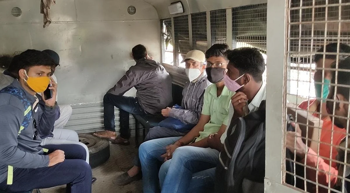 हेल्मेट सक्तीची कारवाई सुरु; समुपदेशनासाठी लागल्या रांगा