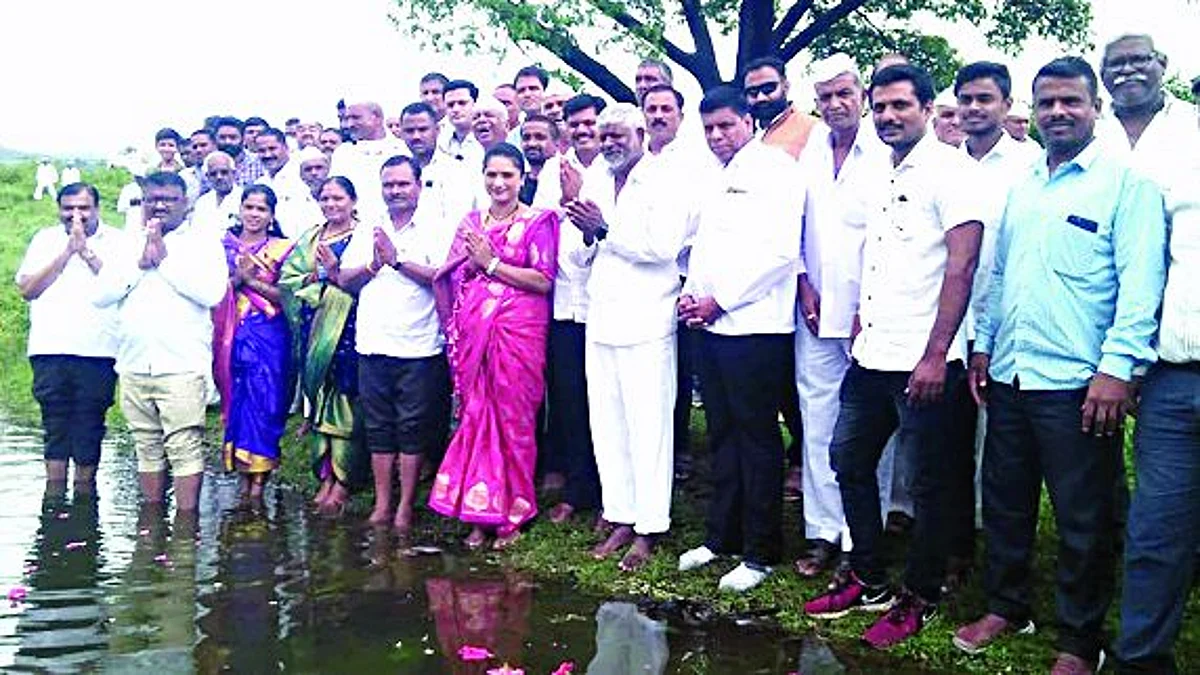 शेतकरी दाम्पत्यांच्या हस्ते जलपूजन