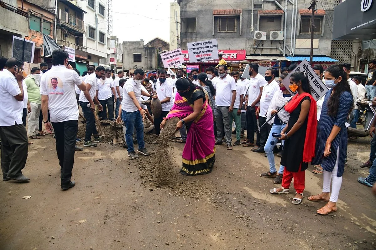 महाविकास आघाडीकडून खड्यात मुरुम टाकून कोल्हे गटाच्या नगरसेवकांचा निषेध