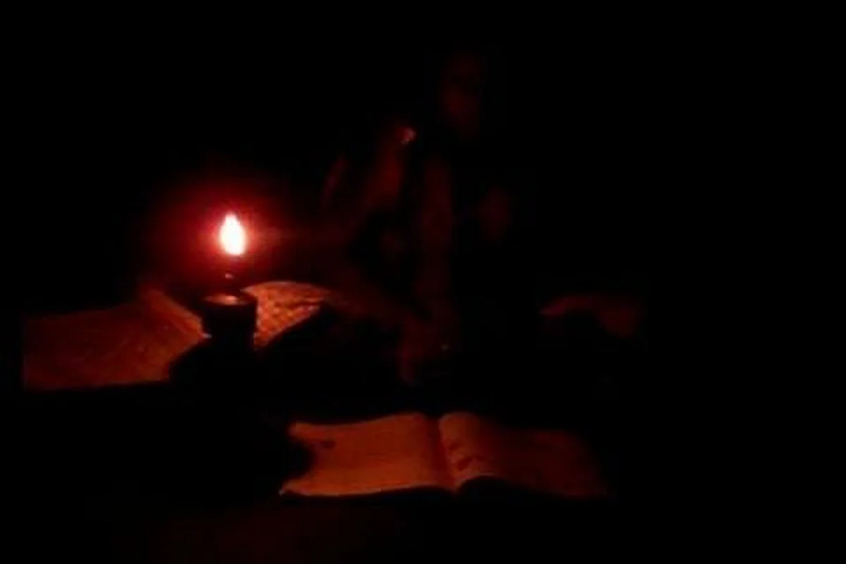 सलाबतपूर येथे तीन रोहित्रे जळाल्याने अर्धे गाव अंधारात