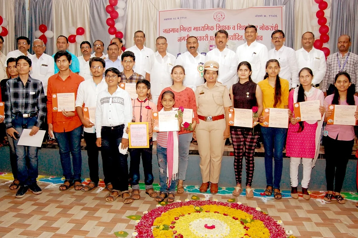 जिल्हा शिक्षक पतपेढीतर्फे गुणवंताना पारितोषिक