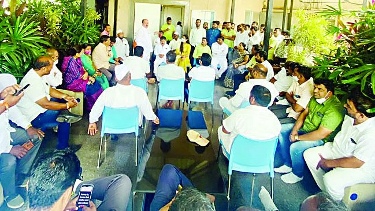 स्थानिक वाहनांना टोलमाफ करा