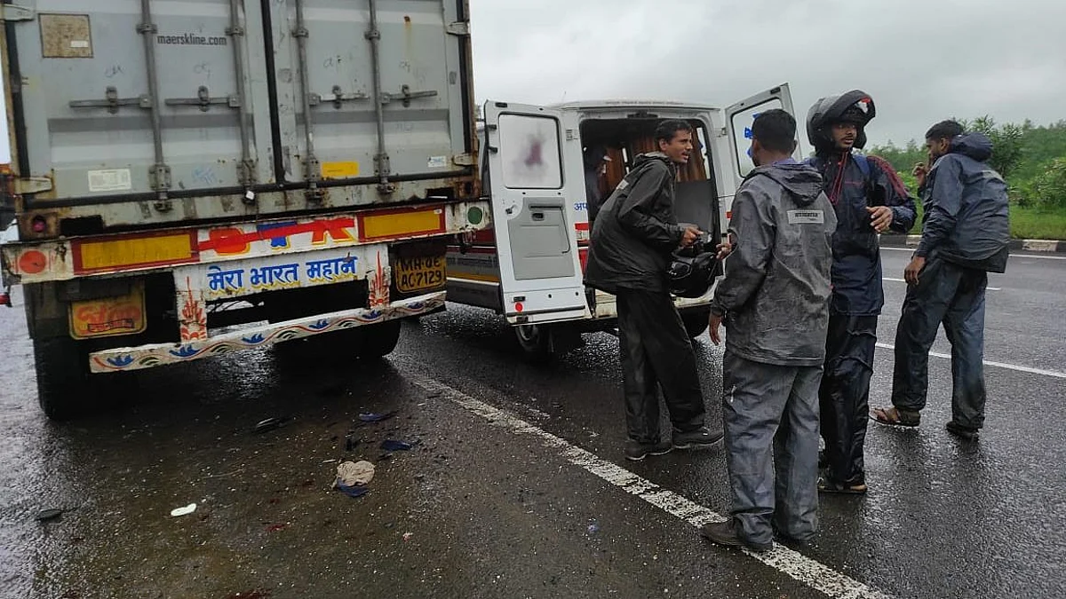 दुचाकीची कंटेनरला मागून धडक; दोन गंभीर