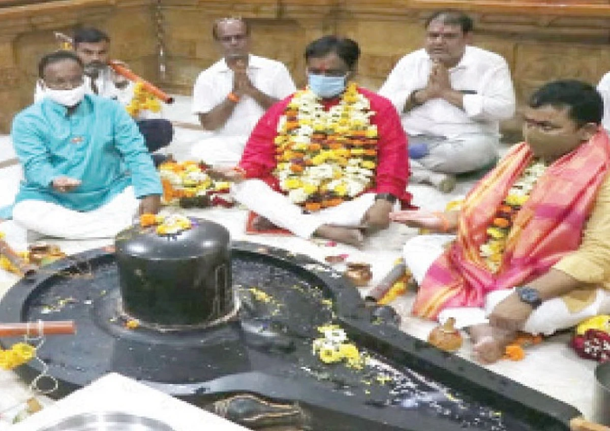 मंदिरे बंद, पण व्हिआयपींसाठी सुरु