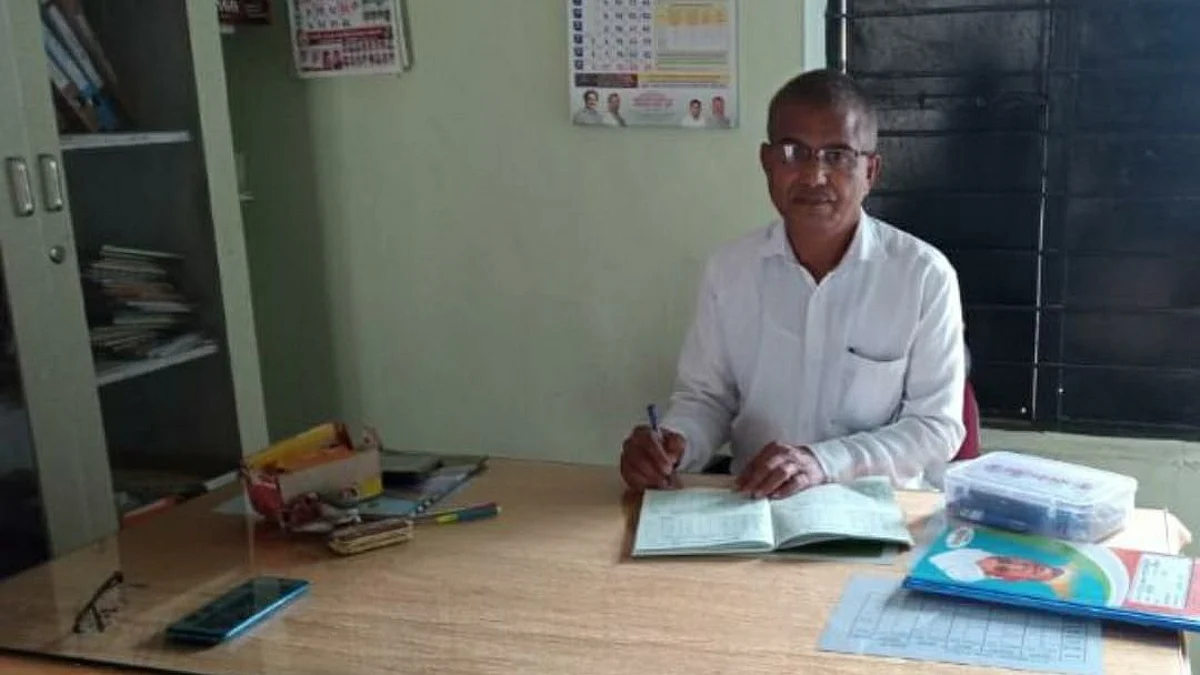 वाद शमणार?; 'त्या' शिक्षकाची बदली करा आम्ही एकत्र काम करू शकत नाही...