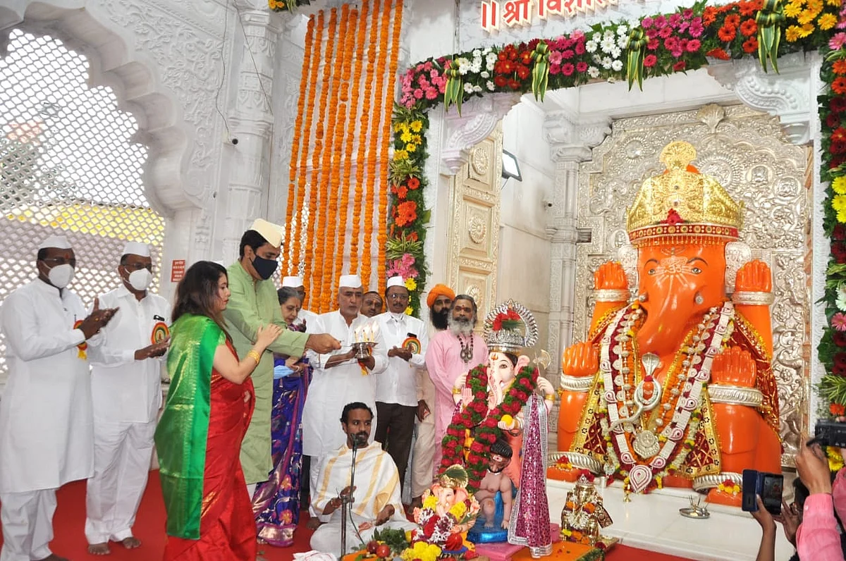 श्री विशाल गणपतीची पोलीस अधीक्षकांच्या हस्ते महापूजा