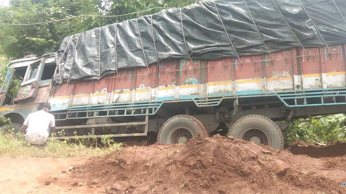 धोकादायक वळणावर मालवाहतूक ट्रक उलटला