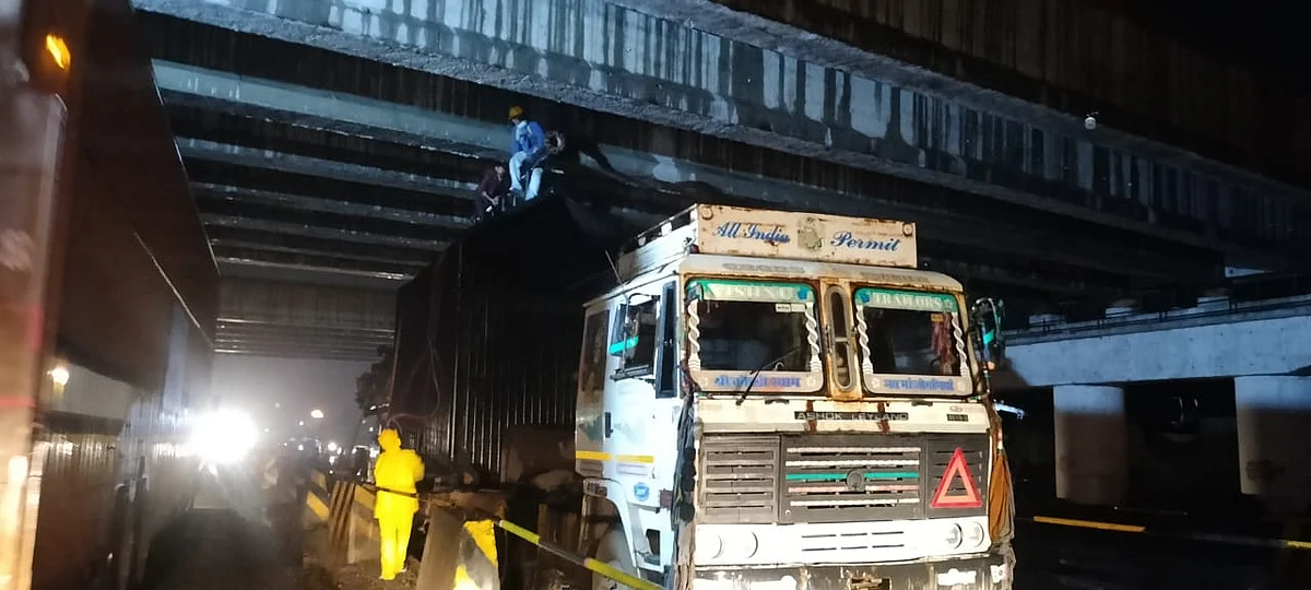 समृद्धी महामार्गाच्या पुलाखाली अडकला कंटेनर