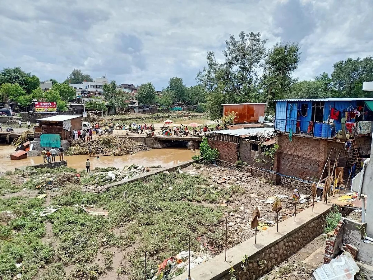 चाळीसगावातील नदी पात्रातील अतिक्रमनास लोकप्रतिनिधी जबाबदार