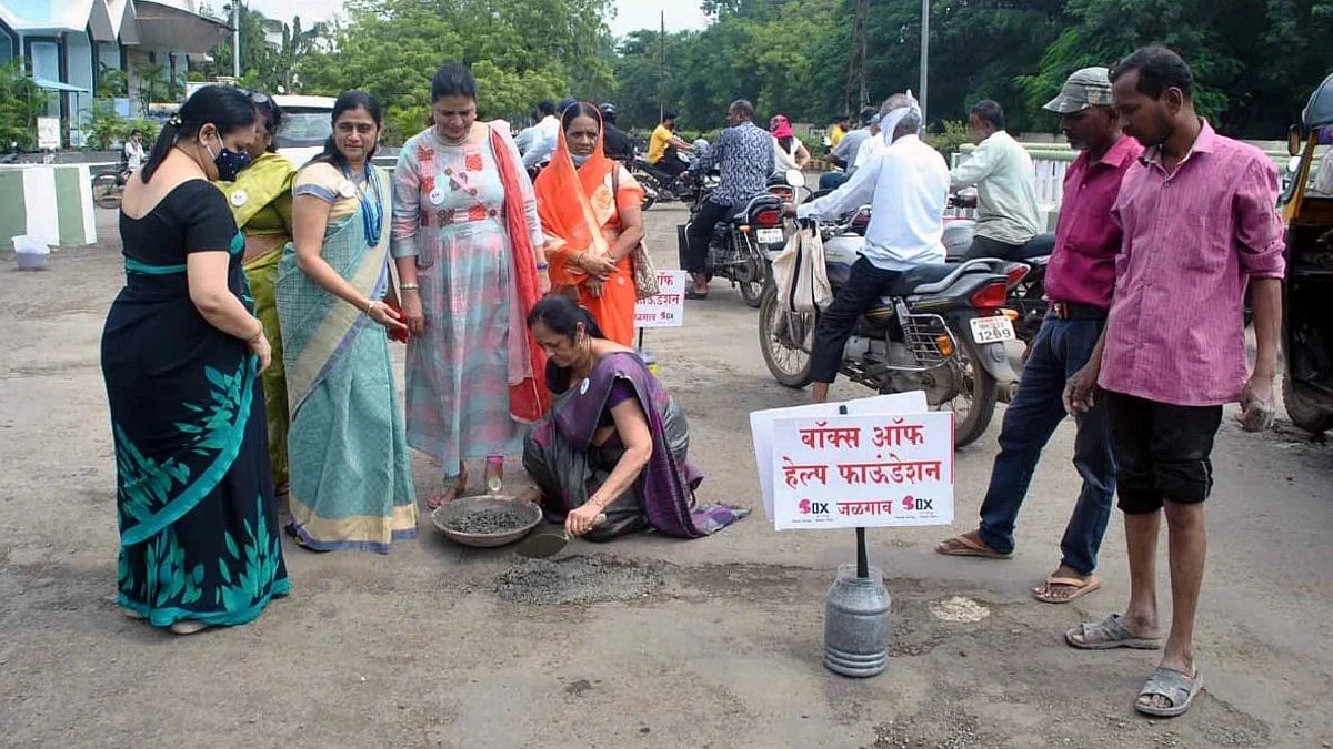 जळगावातील खड्डे बुजविण्यासाठी नारीशक्तीचा पुढाकार