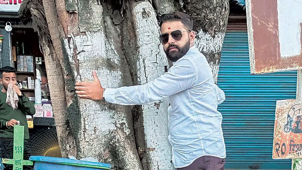 पिंपळवृक्षाची कत्तल रोखण्यात यश