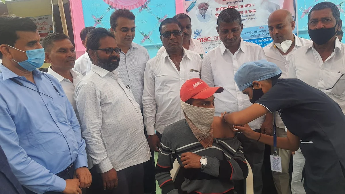 कर्तव्य म्हणून डॉक्टरांनी केले स्वत:च्या संपूर्ण गावाचे लसीकरण