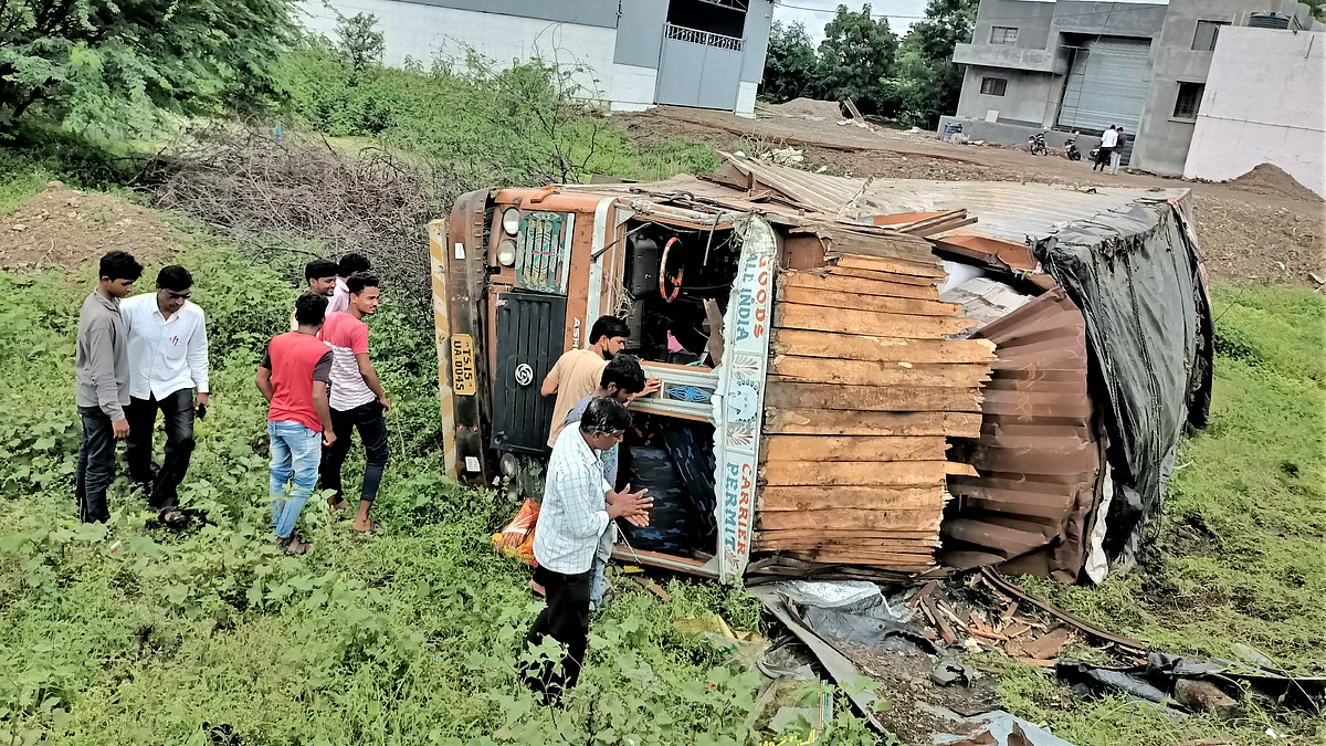 पुलावरून दोन पलट्या घेत मालवाहू कंटेनर उलटला; पाहा व्हिडिओ