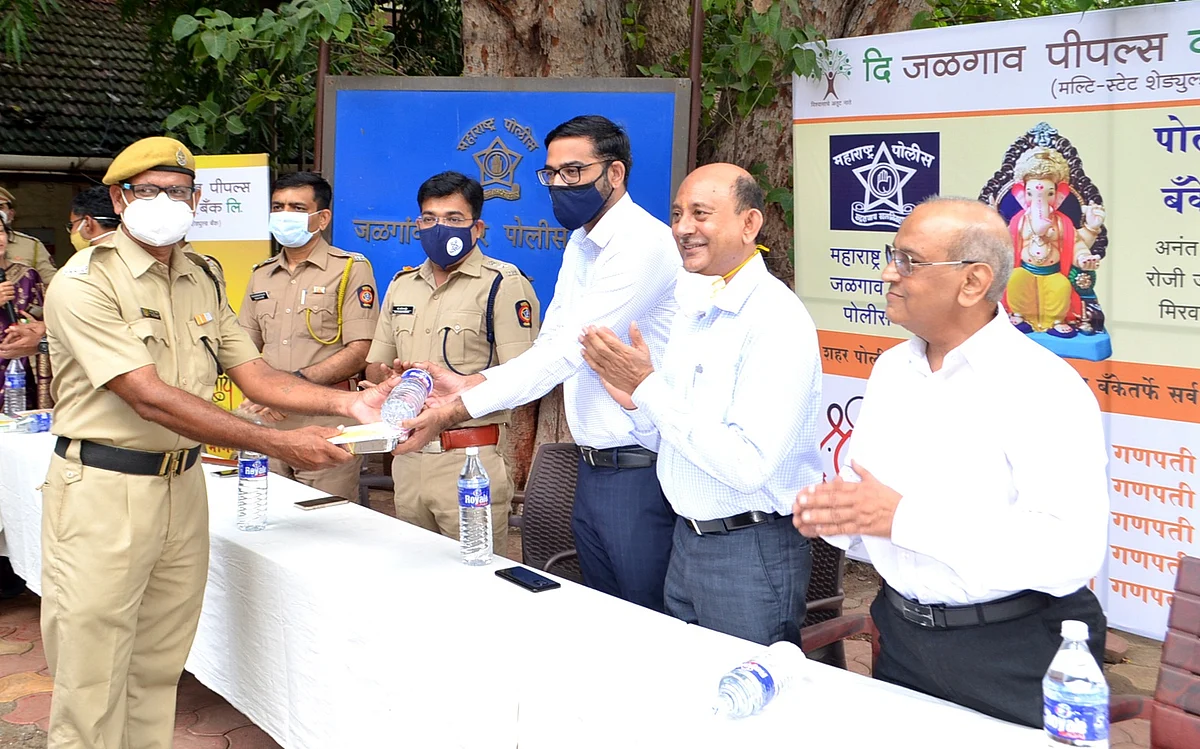 गणेश विसर्जनासाठी डयुटीवर असलेल्या पोलीसांना फुड पॅकेट वितरण