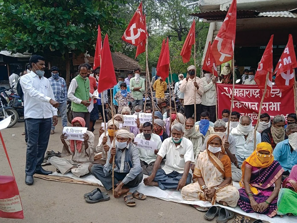 केंद्र सरकारच्या शेतकरीविरोधी कायद्याच्या निषेधार्थ विविध संघटनांतर्फे आंदोलन