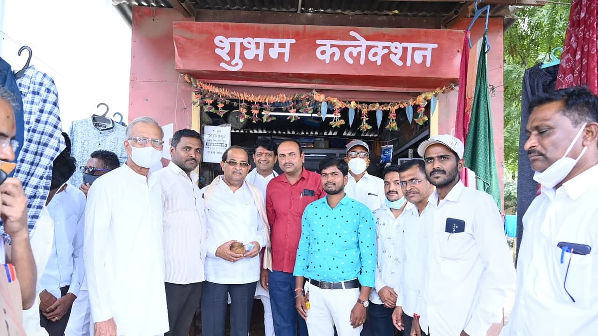 कोल्हार खुर्दला आ.राधाकृष्ण विखे पाटील यांनी साधला तरुणांशी संवाद