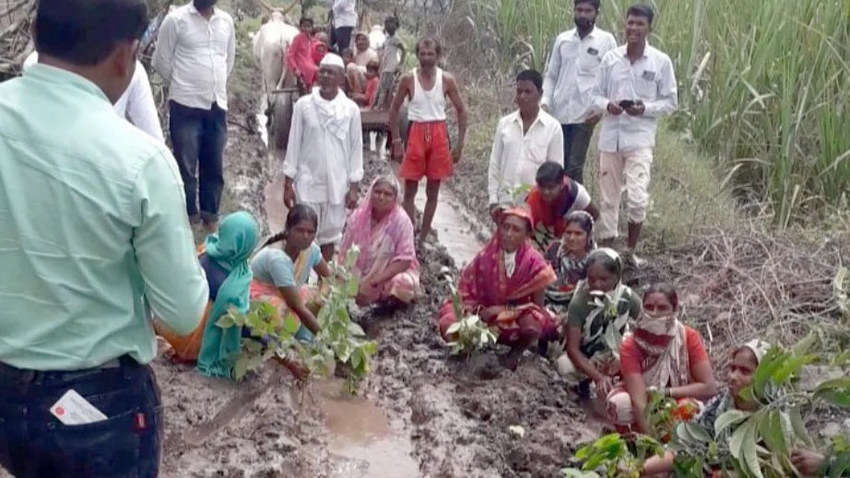 करजगाव येथील रस्ता बनला मृत्यूचा सापळा
