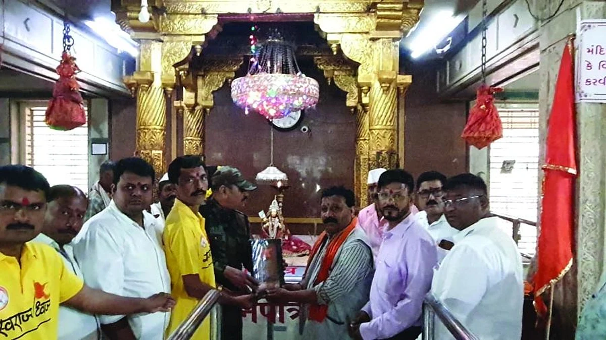 स्वराज्यध्वज पूजन मोहिमेची याहमोगी मातेच्या चरणी हजेरी