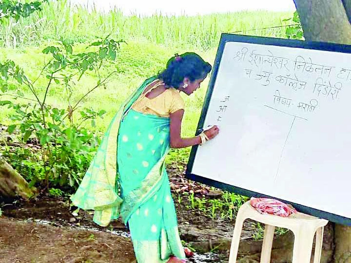 शेतीच्या बांधावर शिक्षकदिन