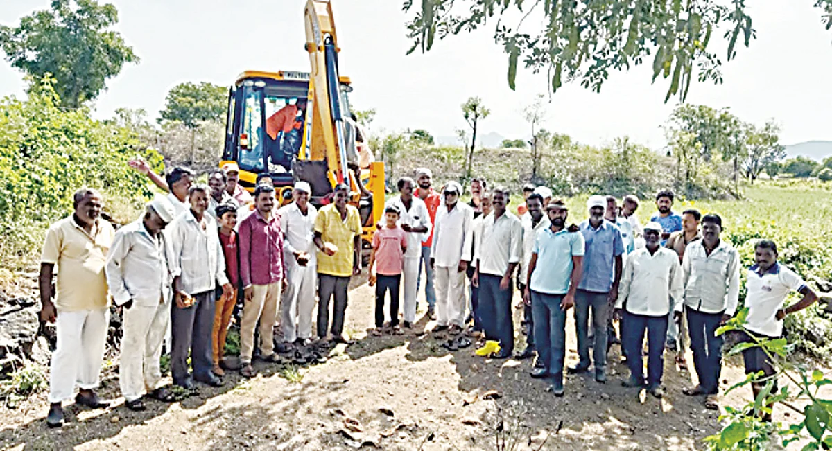 अन् 'त्यांनी' केली रस्त्याची लोकसहभागातून दुरूस्ती