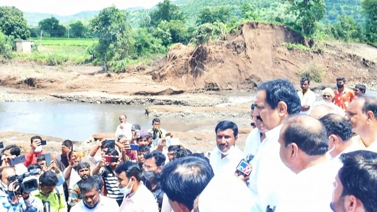 जलसंपदामंत्र्यांनी केली अतिवृष्टीग्रस्त गावांची पाहणी