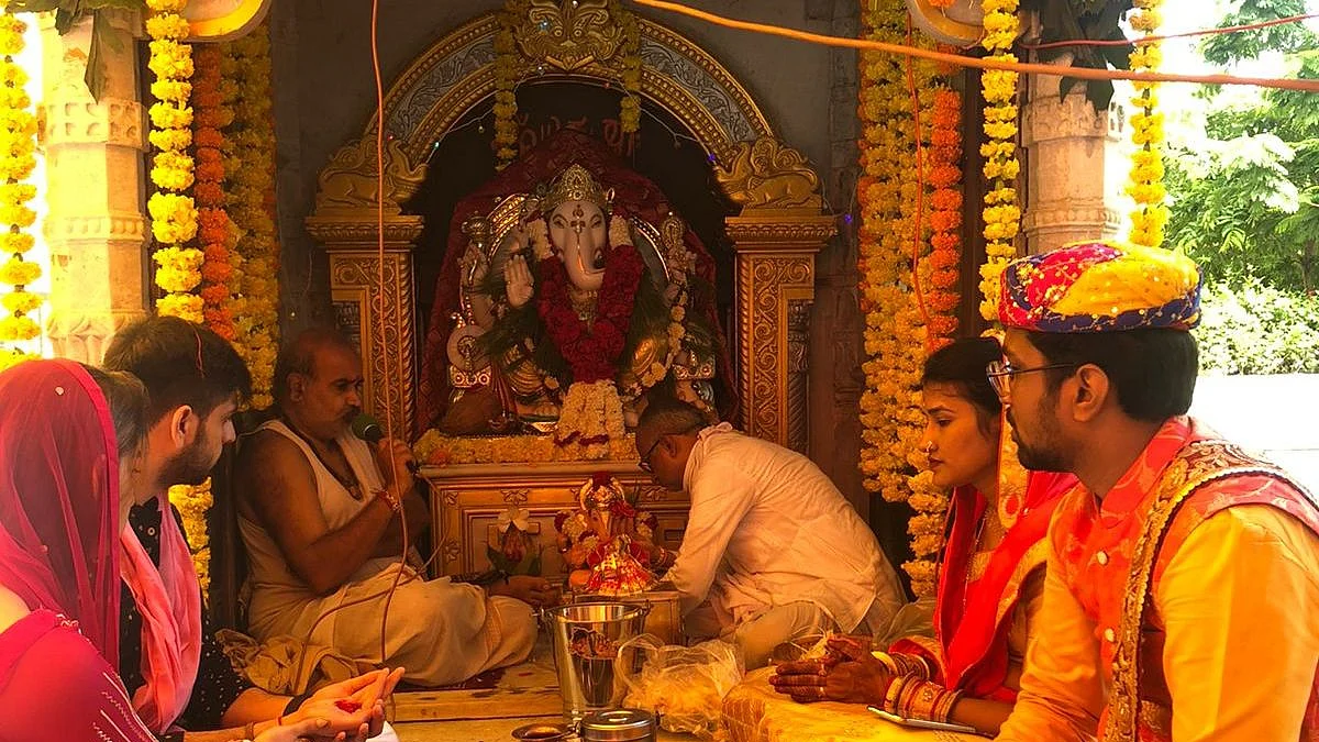 गणेशोत्सवा निमित्त महिला कामगारांचा सत्कार