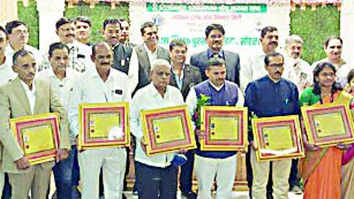समाजात शिक्षकांना मानाचे स्थान