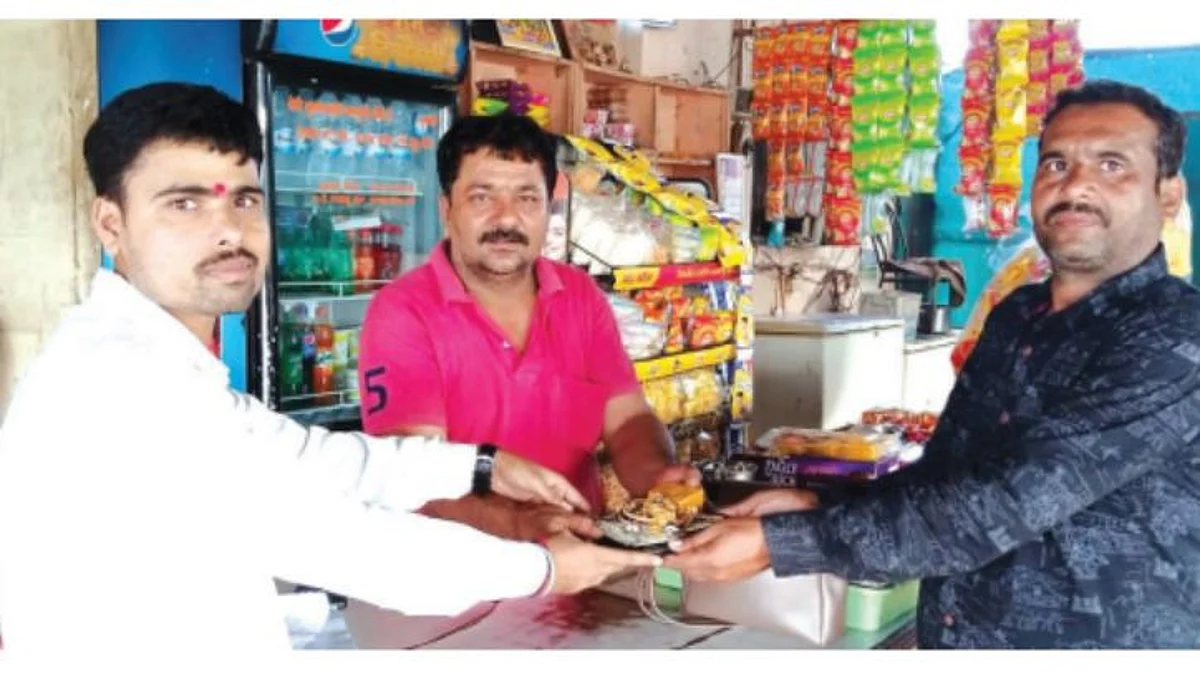 प्रामाणिकपणा... ग्राहकाने विसरलेली ५ तोळे सोने असलेली बॅग हॉटेल व्यावसायिकाने केली परत
