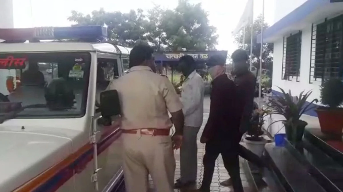 आलिशान गाडीतून सुरु होती चंदनाची चोरी; तिघांना बेड्या