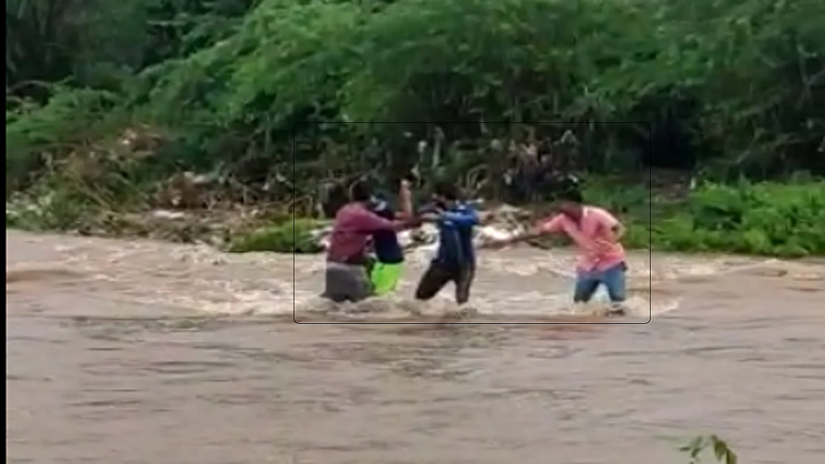 Video : चौघांच्या शौर्याला सलाम! लेंडी नदीच्या पाण्यातून वाचवला एकाचा जीव