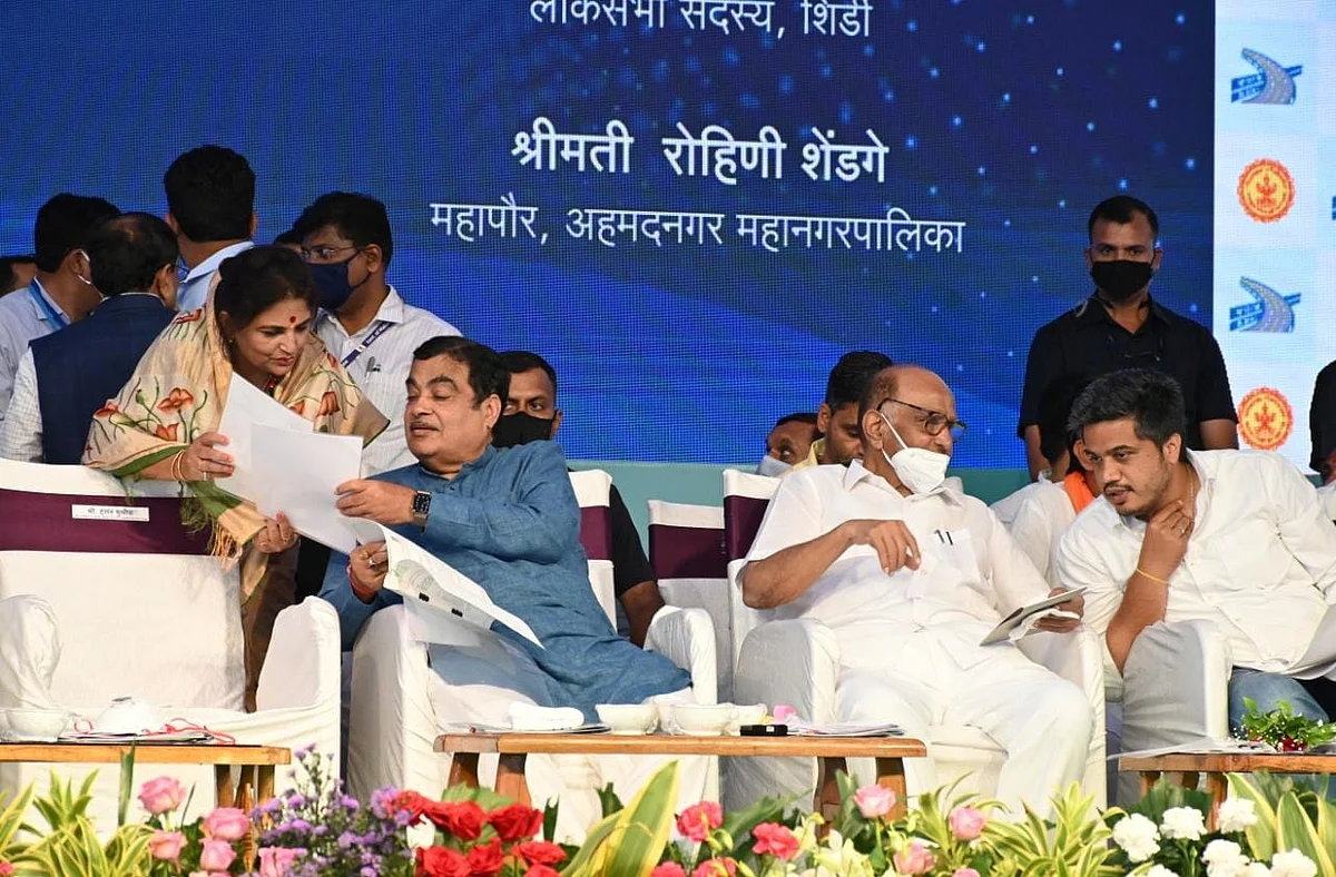 कोपरगाव मतदारसंघांतील रस्त्यांसाठी निधी द्या