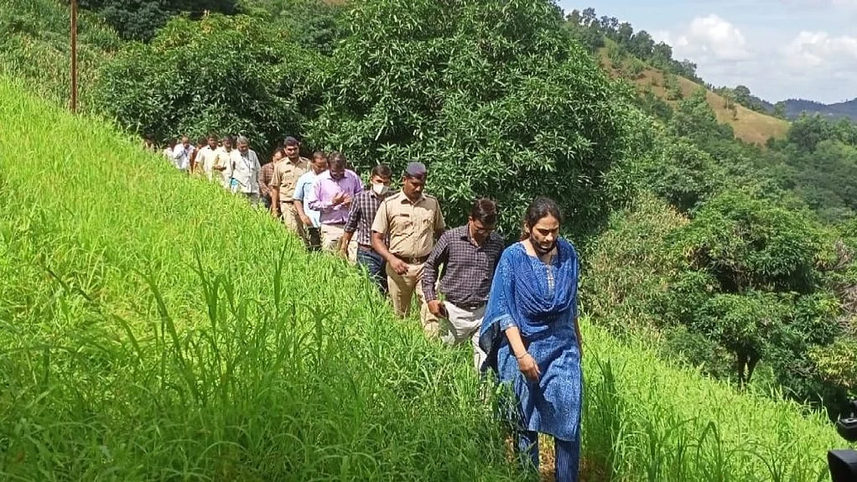जिल्हाधिकारी श्रीमती खत्री यांनी केली डोंगरदर्यातून पायपीट