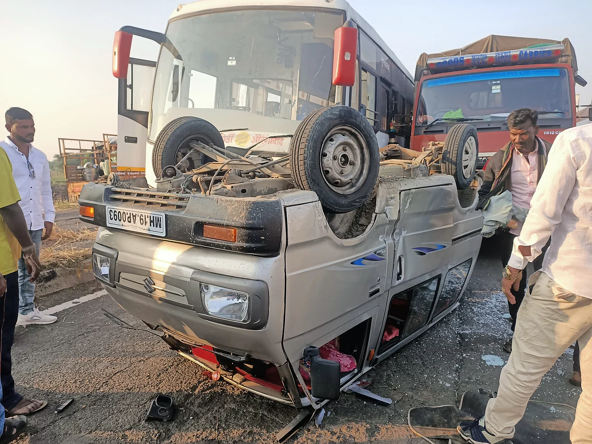 टेम्पोच्या धडकेत मारुती ओम्नी पलटी!