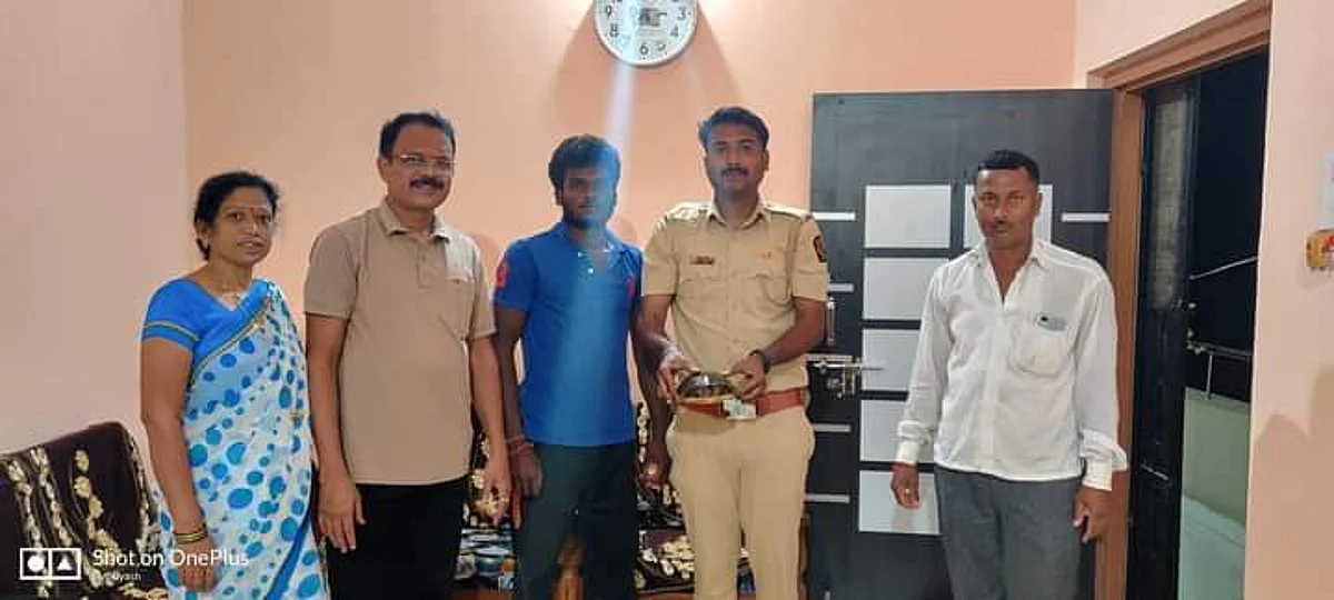 रस्त्यात सापडलेले कासव दिले वन विभागाच्या ताब्यात