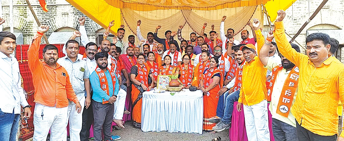 शिवसेनेने केली मनपाच्या प्रवेशद्वारी घटस्थापना