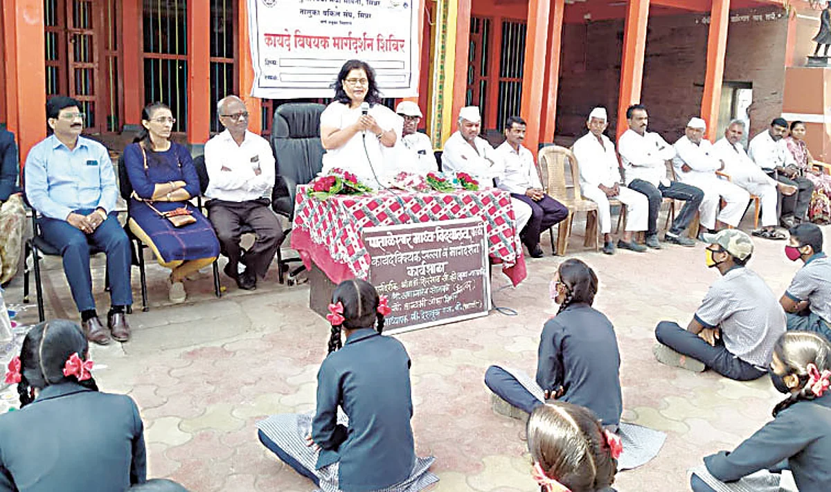 मुलींना स्व:संरक्षणाचे धडे द्यावेतः न्या.शिरसाठ