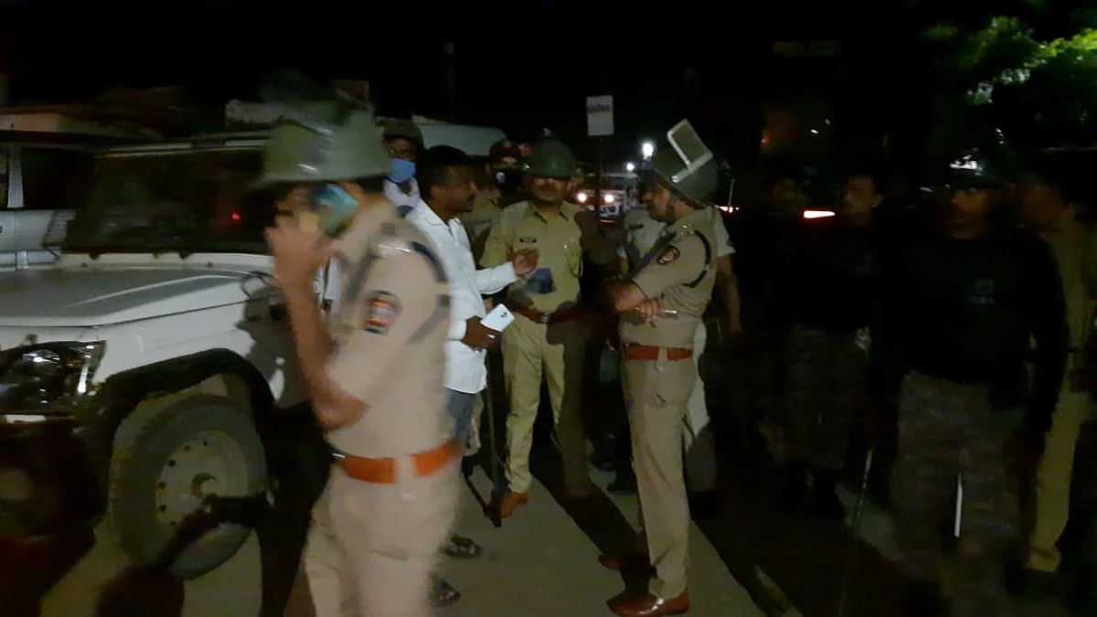 जळगावात दोन गटात वाद, पोलिसांवर दगडांचा मारा
