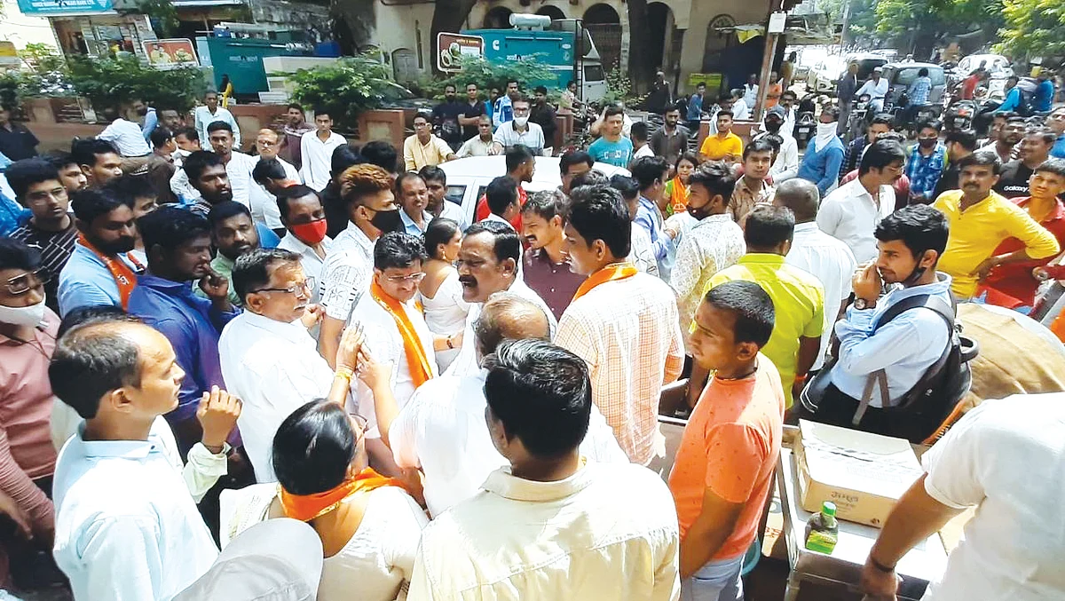 सेनेच्या महिला पदाधिकार्यांची भाईगिरी