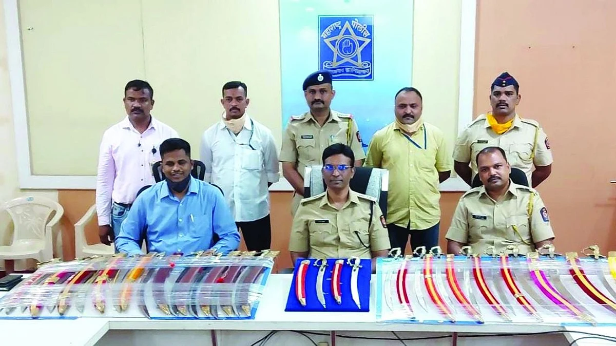धडगाव येथे सव्वा लाखाच्या २० तलवारी जप्त