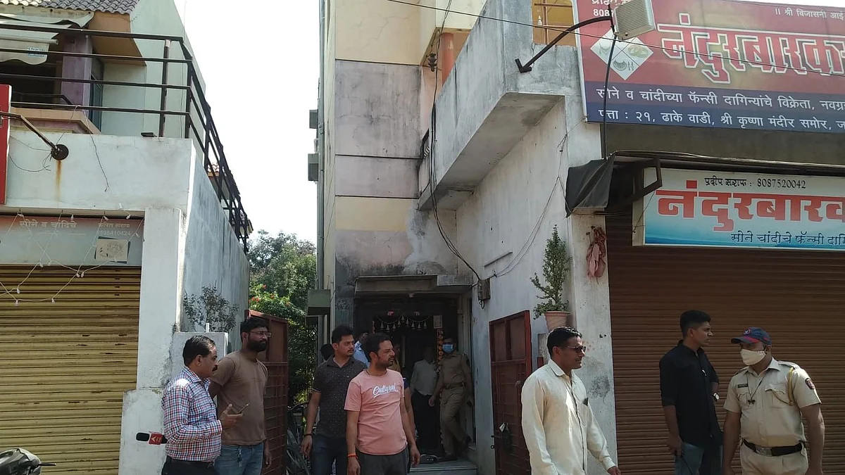 नंदुरबार सराफ ज्वेलर्सचे दुकान फोडून अडीच लाखांचे दागिने लंपास